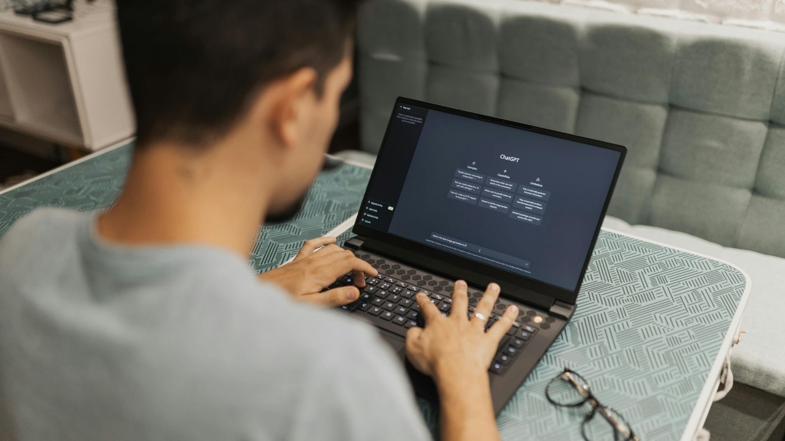 How to Optimize for Google's AI Overviews And ChatGPT at the Same Time