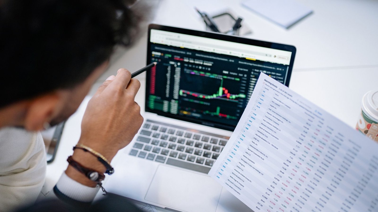 What Search Behavior Reveals About Market Trends